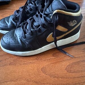 Nike Air Jordan 1 Mid, Black Metallic Gold